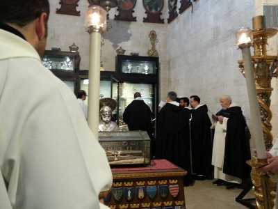 25 marzo 2016, ore 8.30: il priore di San Nicola preleva la Spina dal reliquiario